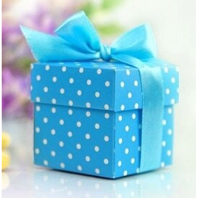 doosje met stippels blauw of  roze uitdeelbedankje